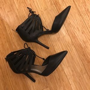 BCBG BLACK LACE UP LEATHER PUMP